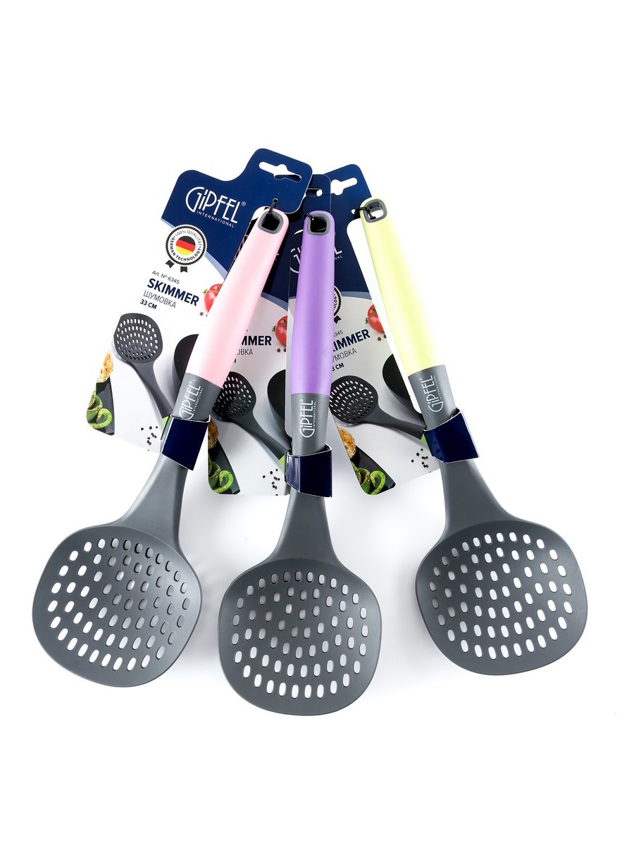 картинка 6345 GIPFEL Шумовка 33 см. Покрытие ручки "Soft-touch". Материал: пластик, нейлон. Цвет ручки: зеленый, фиолетовый, розовый от магазина Gipfel