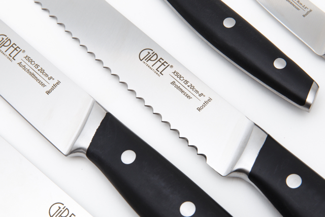 картинка 6689 GIPFEL Набор ножей из 6пр. (нож поварской 20см, нож разделочный 20см, нож для нарезки хлеба 20см, нож универсальный 13см, нож для чистки овощей 9см, подставка деревянная). Материал лезвия: сталь X50Cr15. Материал ручки: нерж сталь, пластик. Цвет ручк от магазина Gipfel