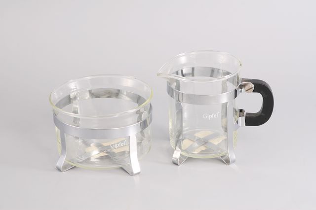 картинка 7620 GIPFEL Стеклянные сахарница и сливочник GLACIER - JAZZ (хромированная оправа, черная пластиковая ручка) DC05CP от магазина Gipfel